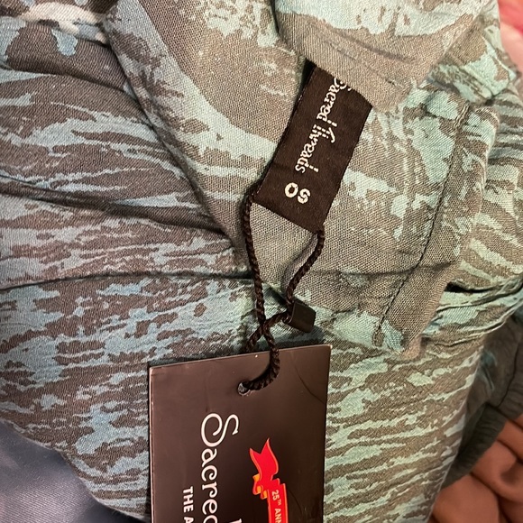 NWT.  BLOUSE by Sacred Threads.  LG/GR/GR01.  222427 - Picture 5 of 5